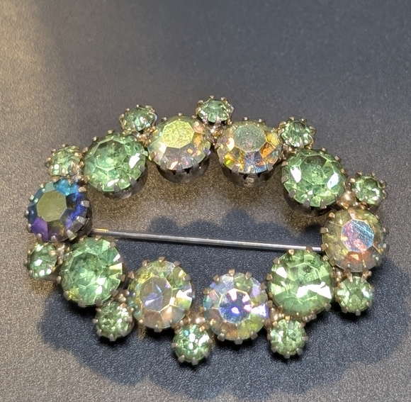 Vintage Green Aurora Borealis Rhinestone Brooch Mid Century Glam Old Money Retro - Picture 2 of 10